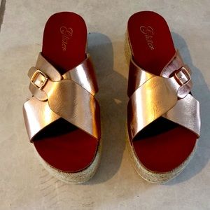 Selling a non used, nice quality sandal